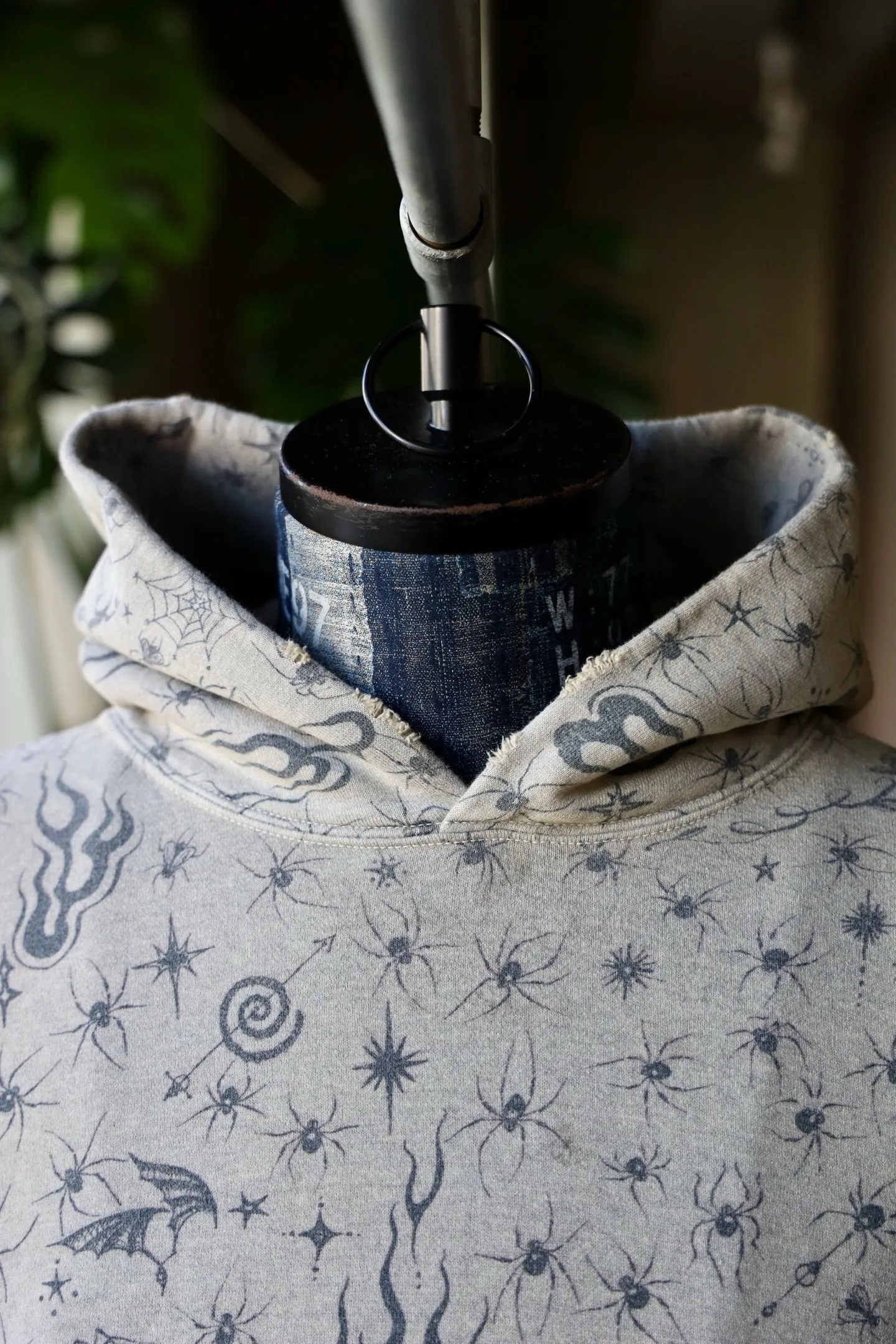 SAINT Mxxxxxx x DR. WOO HOODIE ' Dr.Woo ' /GRY Flame Swirl Spider Web Hoodie Distressed Gray S-XL Custom-woven and dyed nostalgic gray fabric. After printing, the garment is sprayed with potion to cause the fabric to oxidize and fade. A large number of artificial fabric destruction processes are added to make the whole piece of clothing look aged and unique like a work of art. This hoodie is co-branded with a famous tattoo design artist and customized with a full set of Dr.Woo accessories. Bringing you authentic items!